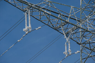 Details an einem Hochspannungsmast im Winter: Vereiste Isolatoren - Elektrizität / Überlandleitung / Stromleitung