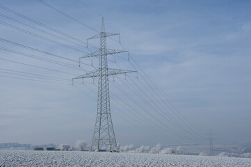 Strommast / Hochspannungsleitung / Hochspannungsmast (Überlandleitung) in eisiger Winterlandschaft - Elektrizität