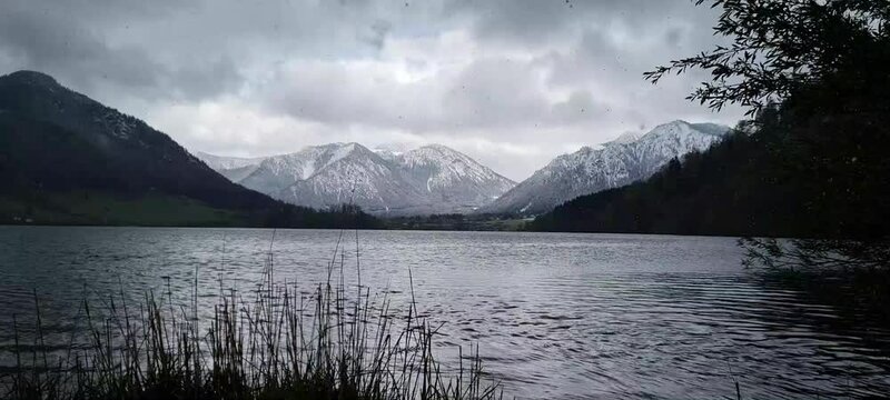 Experimenta la helada belleza de Schliersee, Alemania. Un impresionante paisaje invernal con vistas cubiertas de escarcha y un ambiente alpino sereno. &iexcl;Un verdadero para&iacute;so invernal! camara rapida