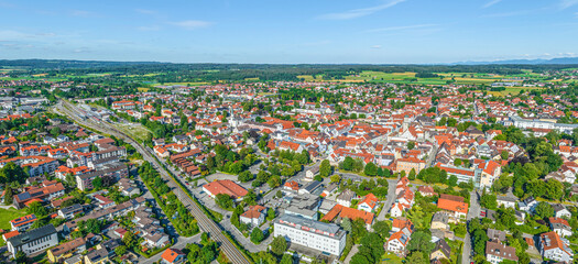 Ausblick auf Weilheim, zentrale Stadt der oberbayerischen Region Oberland am späten Nachmittag