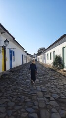 mulher no centro histórico de paraty, rio de janeiro 