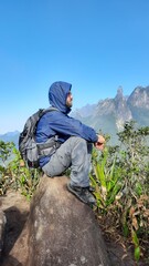 homem em mirante com vista para o dedo de deus, na serra dos órgaõs