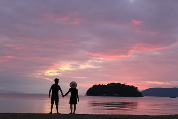 Fototapeta premium silhuetas no nascer do sol na praia em paraty, rio de janeiro 