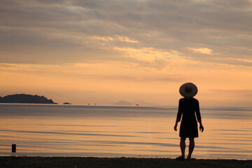 Fototapeta premium silhuetas no nascer do sol na praia em paraty, rio de janeiro 