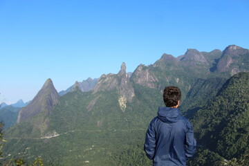 Fototapeta premium homem em mirante com vista da montanha dedo de deus
