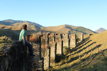 homem nas ruinas da ponte seca em sumidouro, rio de janeiro