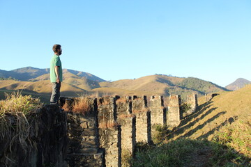 homem nas ruinas da ponte seca em sumidouro, rio de janeiro