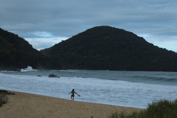 mulher na praia vermelha em ubatuba, são paulo