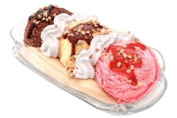Banana Split acompanhado de sorvete de morango, baunilha e chocolate isolado em fundo transparente