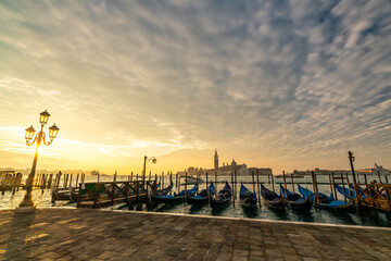 Obraz premium Golden Hour at Venice: Gondolas and Scenic Views