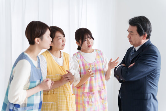 園長に給料の交渉をする保育士