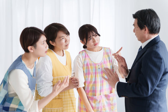 園長に給料の交渉をする保育士