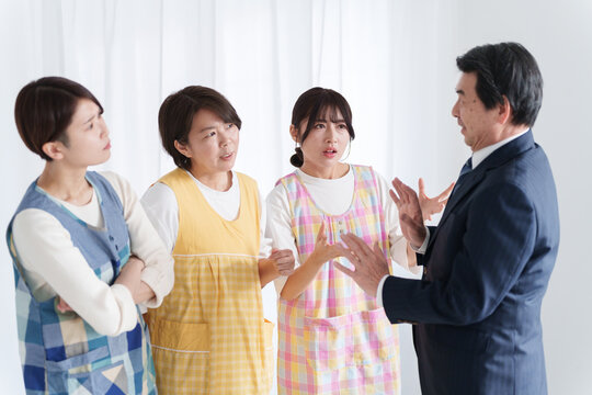 園長に給料の交渉をする保育士