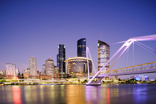 Fototapeta View of 2032 Olympics host city Brisbane - skyscrapers on the Brisbane River with the Neville Bonner Bridge to the right 