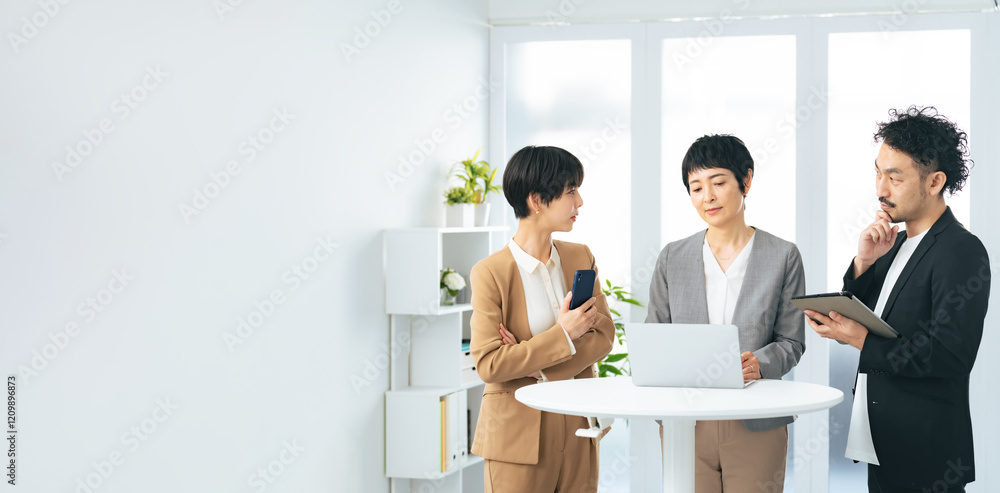Aufkleber ビジネス、ミーティング、会議、チーム、仕事、打ち合わせ、話す、ビジネスウーマン、ビジネスマン、オフィス、会話、手元、ディスカッション、議論、ノートパソコン、PC、スマホ、テーブル、スタンディング、スタンドアップ、男性、女性、ビジネスパーソン、グループ、チームワーク、企業、会社、商談、交渉、相談、顧問、アドバイザー、ロビー、インターネット、アドバイス、社長、経営者、人材、パートナー、職場、働く、複数