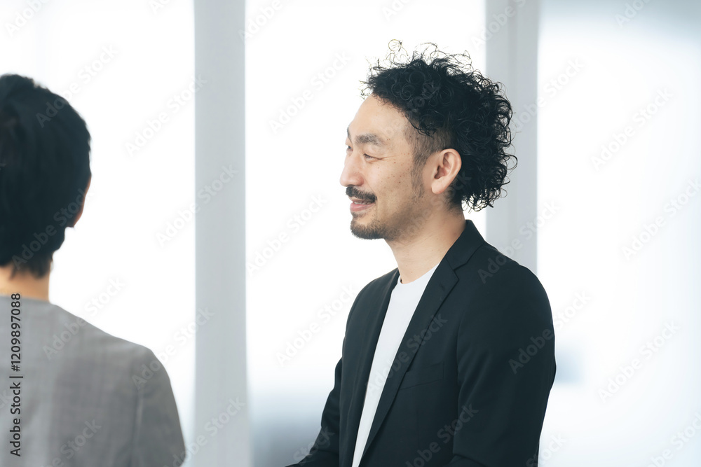 Poster ミーティング、ビジネスマン、ビジネスウーマン、ビジネス、会議、仕事、打ち合わせ、談笑、オフィス、グループ、チームワーク、会話、職場、明るい、元気、ポジティブ、女性、男性、日本人、チーム、ミドル、中年、