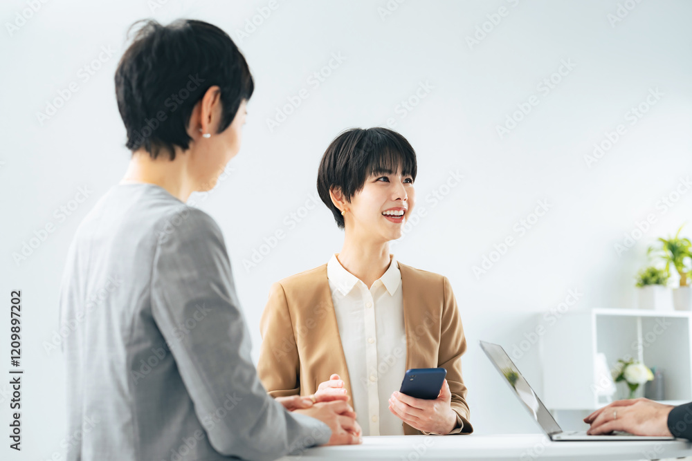 Poster ミーティング、ビジネスマン、ビジネスウーマン、ビジネス、会議、仕事、打ち合わせ、談笑、オフィス、グループ、チームワーク、会話、職場、明るい、元気、ポジティブ、女性、男性、日本人、チーム、ミドル、中年、