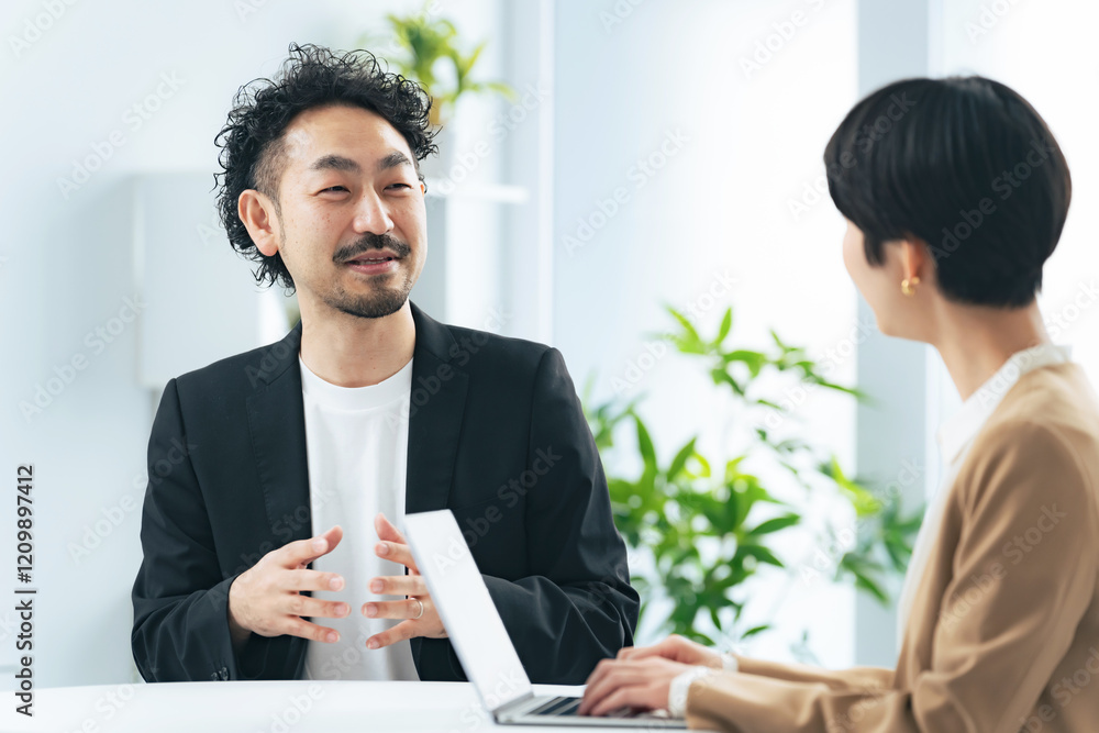 Aufkleber インタビュー、男性、会話、話す、取材、ビジネス、ビジネスマン、コメント、日本人、説明、解説、ジェスチャー、笑顔、口説く、提案、プレゼンテーション、仕事、経営者、社長、ミドル、中年、中高年、商談、記者、質問、コメンテーター、専門家、プロ、スペシャリスト、エキスパート、オフィス、エグゼクティブ、ベンチャー、企業、会社、貫禄、ひげ、おしゃれ、会議、ミーティング、相談、コンサルタント、コンサルティング、打