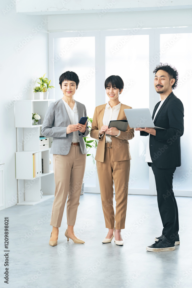 Aufkleber ミーティング、ビジネス、女性、会議、ノートパソコン、会社員、男性、映像、提案、見せる、画面、DX、ミドル、日本人、デザイナー、クリエイティブ、編集、PC、ICT、オフィス、会話、交渉、商談、見積もり、スライド、マーケティング、営業、同僚、顧客、仲間、パートナー、チームワーク、操作、販売、プレゼンテーション、相談、スマホ、デジタル、デジタルトランスフォーメーション、IT、エンジニア、企業、人材、情報