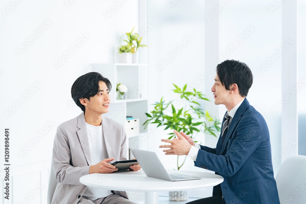 Poster ビジネス、打ち合わせ、会社員、会話、ビジネスマン、話す、オフィス、会議、男性、ミーティング、日本人、若手、若い、商談、交渉、人材、チームワーク、ロビー、イケメン、スーツ、カジュアル、企業、フリーアドレス、パートナー、上司、部下、Z世代、指導、新人、インターン、新入社員、採用、面談、質問、考える、面接、明るい、職場、笑顔、談笑、相談、ビジネスパーソン、説明、研修、顧問、税理士、弁護士、面会、二人、人