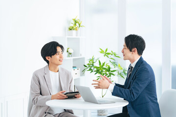 ビジネス、打ち合わせ、会社員、会話、ビジネスマン、話す、オフィス、会議、男性、ミーティング、日本人、若手、若い、商談、交渉、人材、チームワーク、ロビー、イケメン、スーツ、カジュアル、企業、フリーアドレス、パートナー、上司、部下、Z世代、指導、新人、インターン、新入社員、採用、面談、質問、考える、面接、明るい、職場、笑顔、談笑、相談、ビジネスパーソン、説明、研修、顧問、税理士、弁護士、面会、二人、人