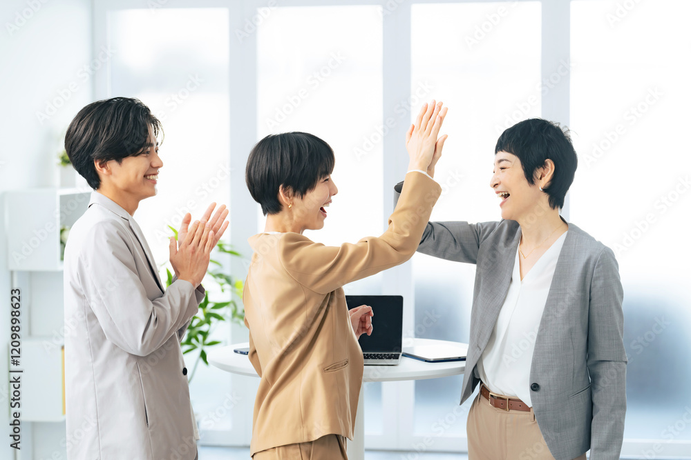 Leinwandbilder ハイタッチ、祝福、達成、成功、ビジネス、ビジネスパーソン、チームワーク、応援、拍手、会社員、企業、サクセス、合格、目標、挑戦、チャレンジ、嬉しい、喜ぶ、打ち上げ、オフィス、若い、同僚、チーム、グループ