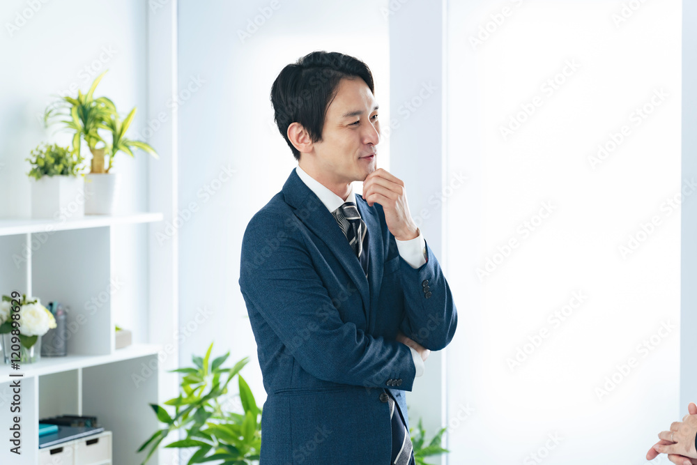Aufkleber ビジネスパーソン、男性、日本人、若い、談笑、商談、インタビュー、ミーティング、ビジネスマン、スーツ、相談、笑顔、ポジティブ、明るい、会議、打ち合わせ、仕事、会社員、サラリーマン、20代、30代、コピー
