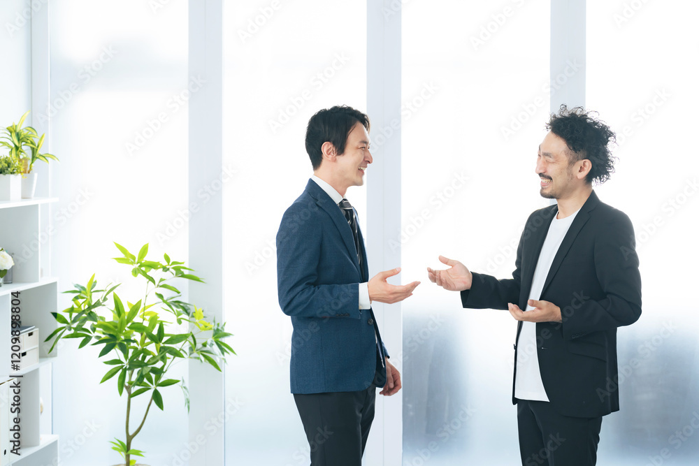 Aufkleber ビジネスマン、ビジネス、男性、会議、ミーティング、話す、説明、立ち話、ロビー、会話、交流、日本人、商談、交渉、オフィス、コミュニケーション、接客、顧客、サポート、サービス、グループ、室内、モデルルーム、会社、店舗、企業、店員、スタッフ、二人、カジュアル、インテリア、住宅、案内、笑顔、サービス業、スーツ、仕事、営業、働く、説得、販売、ショップ、コピースペース、若い、ミドル、店長、アトリエ、スタジオ、