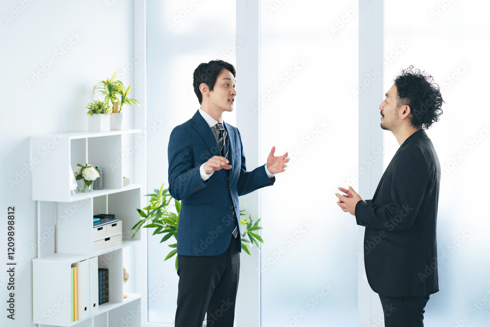 Aufkleber ビジネスマン、ビジネス、男性、会議、ミーティング、話す、説明、立ち話、ロビー、会話、交流、日本人、商談、交渉、オフィス、コミュニケーション、接客、顧客、サポート、サービス、グループ、室内、モデルルーム、会社、店舗、企業、店員、スタッフ、二人、カジュアル、インテリア、住宅、案内、笑顔、サービス業、スーツ、仕事、営業、働く、説得、販売、ショップ、コピースペース、若い、ミドル、店長、相談、スタジオ、受付