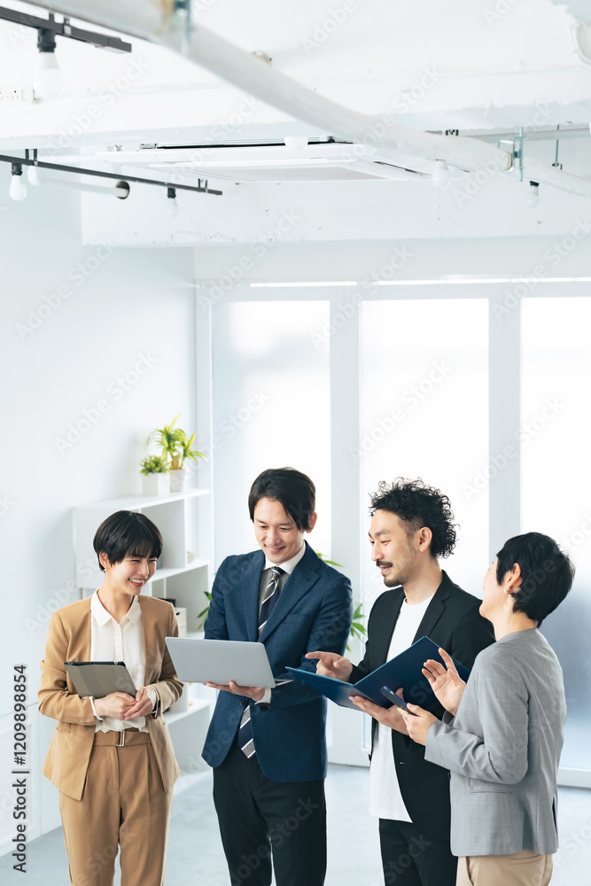 Poster ビジネス、会議、ミーティング、打ち合わせ、話す、仕事、ビジネスウーマン、ビジネスマン、オフィス、グループ、立ち話、日本人、チームワーク、会話、商談、説明、案内、ノートパソコン、DX、人材、エンジニア、上司、部下、報告、笑顔、談笑、スーツ、複数、多人数、男性、女性、ビジネスパーソン、仲間、根回し、ディスカッション、提案、相談、同僚、企業、会社員、サラリーマン、経営、ロビー、室内、職場、デジタル、ER