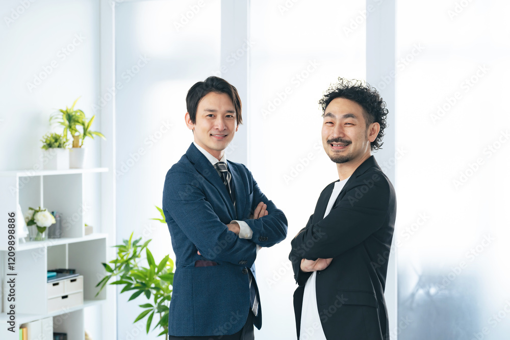 Poster ビジネスマン、ビジネスパーソン、オフィス、日本人、チームワーク、企業、若い、ビジネス、仕事、笑顔、働く、並ぶ、腕組み、自信、チャレンジ、挑戦、目標、コピースペース、上司、部下、同僚、人材、経営、スター