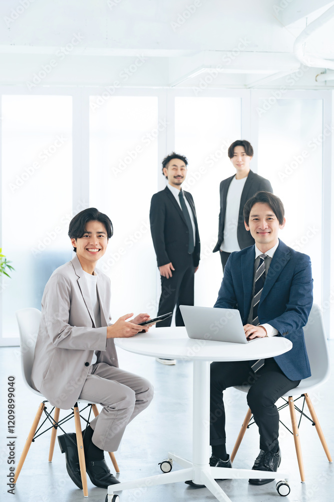 Poster ビジネスパーソン、グループ、チームワーク、ビジネスマン、男性、日本人、職場、仕事、人材、オフィス、職業、働く、接客、相談、受付、店舗、ノートパソコン、dx、若い、転職、紹介、仲介、営業、複数、チーム、