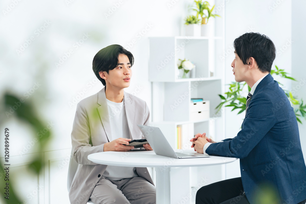 Poster 打ち合わせ、会社員、会話、話す、オフィス、会議、ミーティング、日本人、若手、若い、ビジネスマン、ビジネス、男性、商談、交渉、人材、チームワーク、ロビー、イケメン、スーツ、カジュアル、企業、フリーアドレス、パートナー、上司、部下、Z世代、指導、新人、インターン、新入社員、採用、面談、質問、考える、面接、明るい、職場、笑顔、談笑、相談、ビジネスパーソン、説明、研修、顧問、税理士、弁護士、面会、二人、人