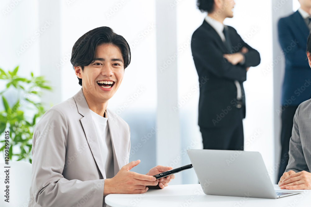 Leinwandbilder ビジネスマン、ビジネスパーソン、男性、日本人、笑顔、若い、ポジティブ、元気、オフィス、職場、会議、ミーティング、20代、DX、タブレット、ノートパソコン、デジタル、データ、チームワーク、グループ、同僚、人材、仕事、働く、転職、ビジネス、ビジネスシーン、楽しい、嬉しい、喜ぶ、ハッピー、経営、面談、接客、相談、コンサルタント、コンサルティング、会社員、打ち合わせ、スタッフ、会話、企業、サラリーマン、会