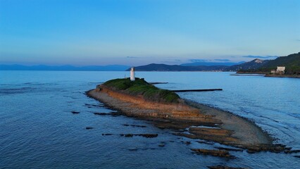 L'isola con il faro di Punta Licosa al tramonto. Costa del Cilento, Italia.
Guardando il faro e...