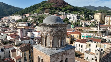 Naklejka premium Il centro storico di Salerno con monumenti, chiese e cupole. Campania, Italia. Vista aerea dei principali monumenti e chiese di Salerno, città di mare del sud Italia.
