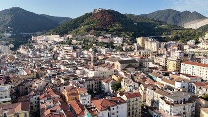 Fototapeta premium Il centro storico di Salerno con monumenti, chiese e cupole. Campania, Italia. Vista aerea dei principali monumenti e chiese di Salerno, città di mare del sud Italia.