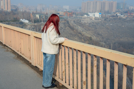 Young girl, due to problems, tries to commit suicide, throws herself off a bridge