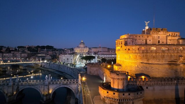 Castel Sant'Angelo e la Basilica di San Pietro alle prime luci dell'alba. Roma, Italia.
Vista Aerea panoramica del castello e della cupola di San Pietro in Vaticano.