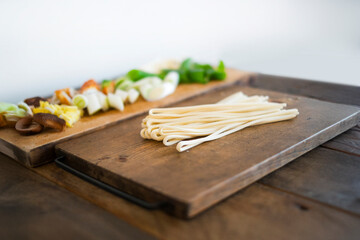 うどんの生麺と野菜などの具