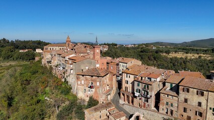 Naklejka premium Il borgo medievale di Monteleone d'Orvieto in Umbria, Terni, Italia. Vista panoramica dell'antico borgo, meta turistica di stranieri e villeggianti.