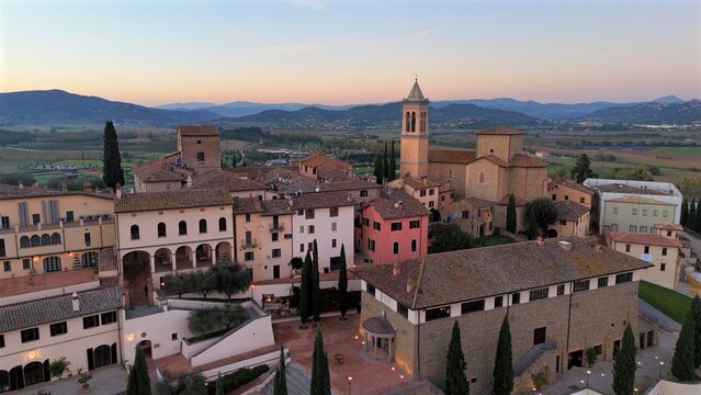 Solomeo, meta turistica dell'Umbria, provincia di Perugia. Italia.
Vista aerea della borgo di Solomeo, attrazione turistica dell'italia centrale nel comune di Corciano in provincia di Perugia.
