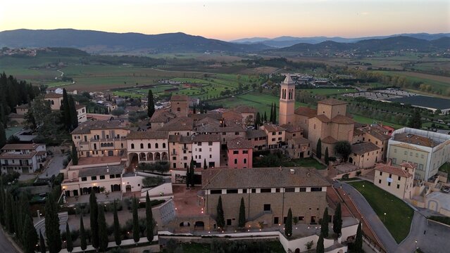 Solomeo, meta turistica dell'Umbria, provincia di Perugia. Italia.
Vista aerea della borgo di Solomeo, attrazione turistica dell'italia centrale nel comune di Corciano in provincia di Perugia.