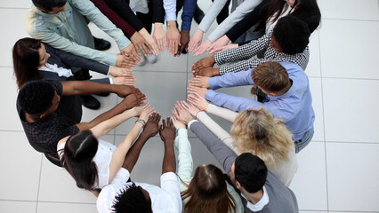 Obraz premium Business people stretched out their hands towards each other while standing in a modern office. view from ferhu