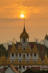 Obraz premium Wat Ratchanatdaram and Loha Prasat Metal Castle at sunset, landmark and famous place of Bangkok city, Thailand