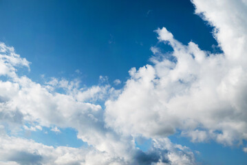 Fototapeta premium Blue sky with white clouds on a sunny day.