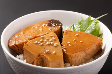 まぐろ角煮丼