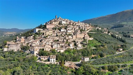 Fototapeta na wymiar Ripresa aerea della pittoresca cittadina medievale di Trevi, Perugia, Umbria, Italia. Vista aerea di Trevi, meta turistica di stranieri e italiani in viaggio nel centro Italia.