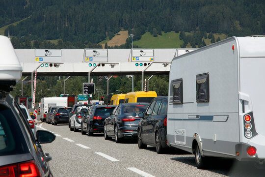 Verkehrsstau auf der Autobahn, Mautstelle, Richtung S&uuml;den, Brenner-Autobahn   