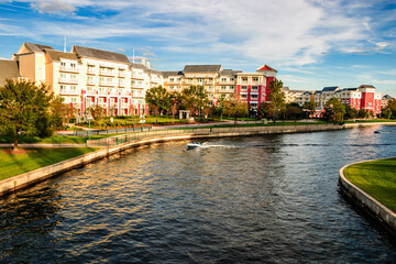 Obraz premium A river runs through a town with many buildings and a boat on the water